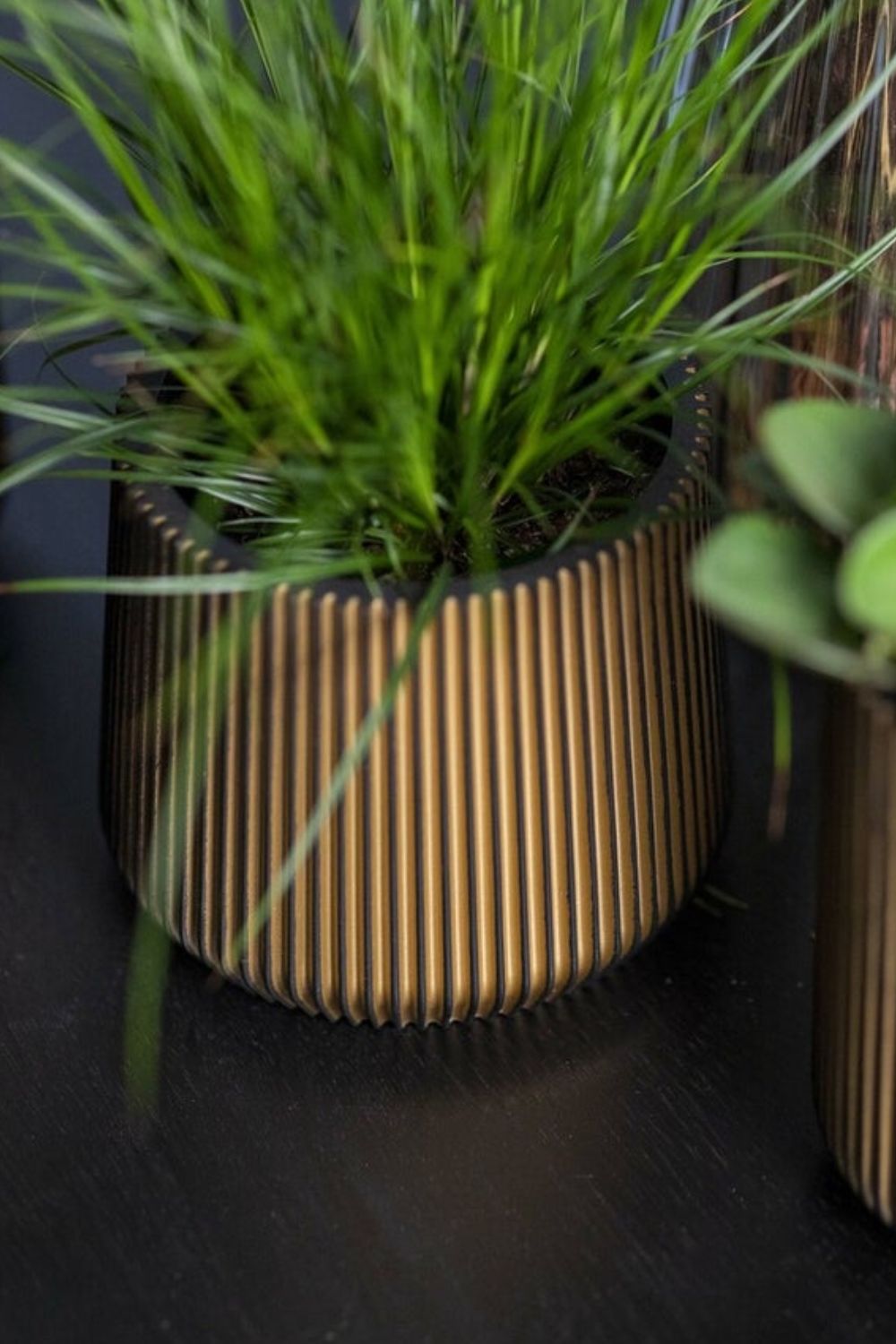 Détail Pot de fleur Capi Groove Sandbag 16x14 Noir/Or