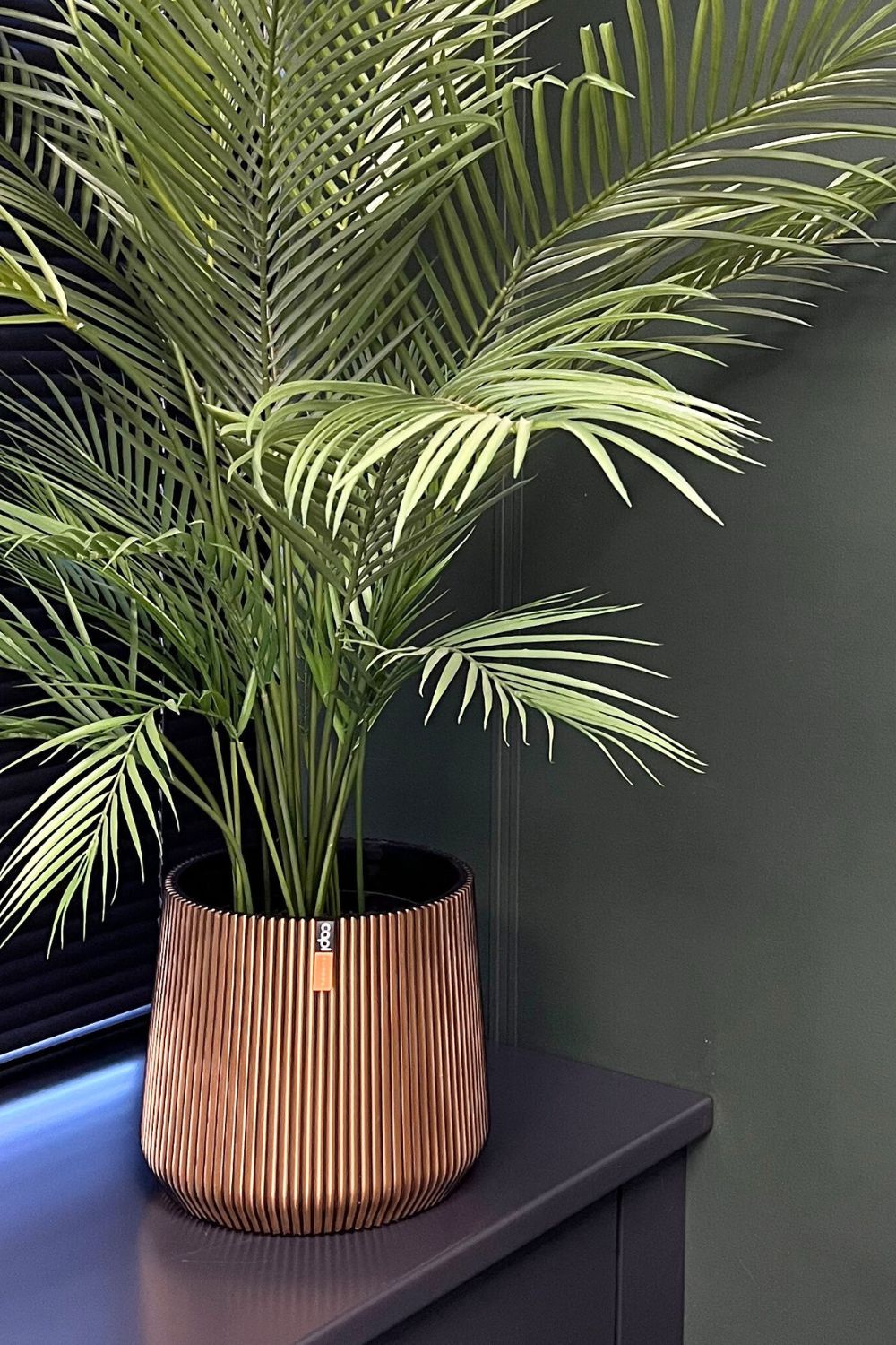 Photo d’ambiance du Pot de fleur Capi Groove Sandbag 27x22 Noir/Or