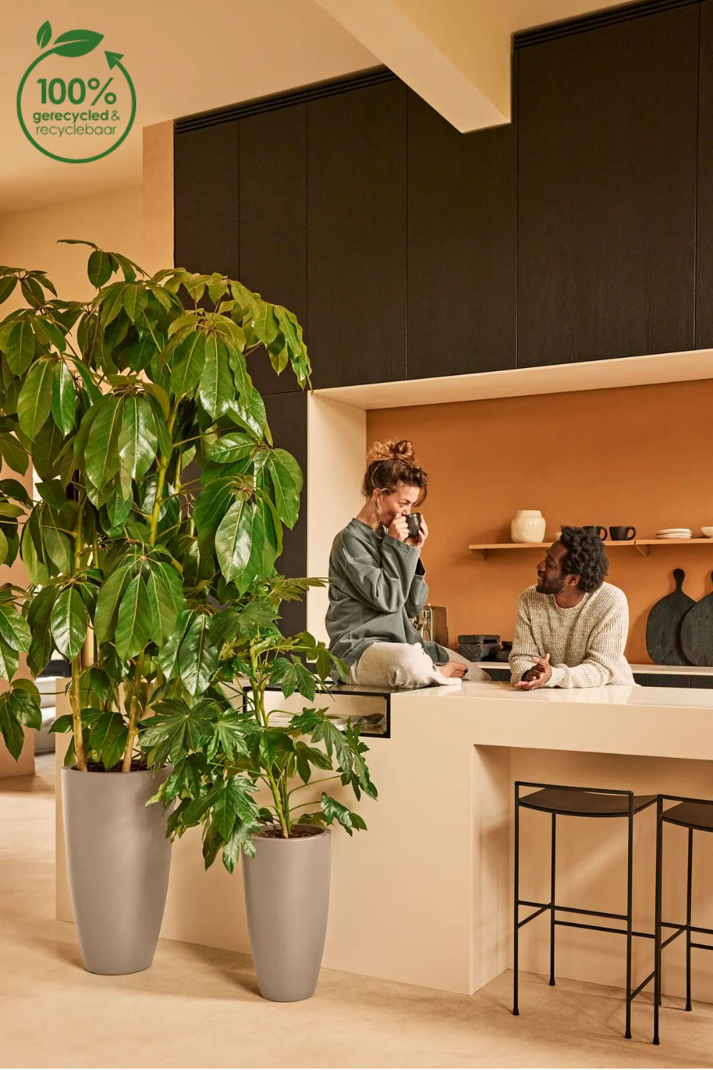 Photo d'ambiance du Pot de fleur Elho June Round High 30 cm Beige Équilibré