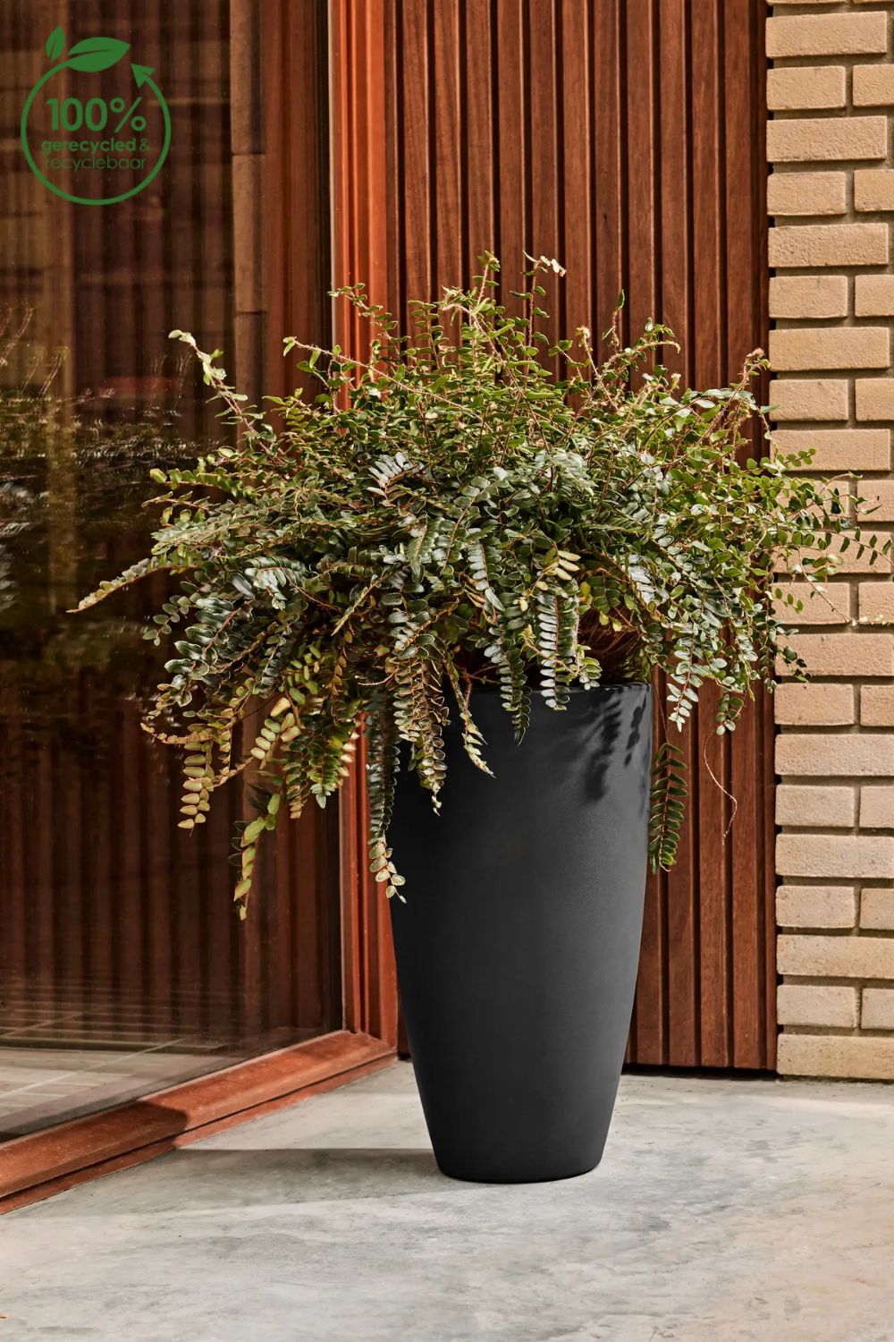 Photo d'ambiance du Pot de fleur Elho June Round High 30 cm Noir