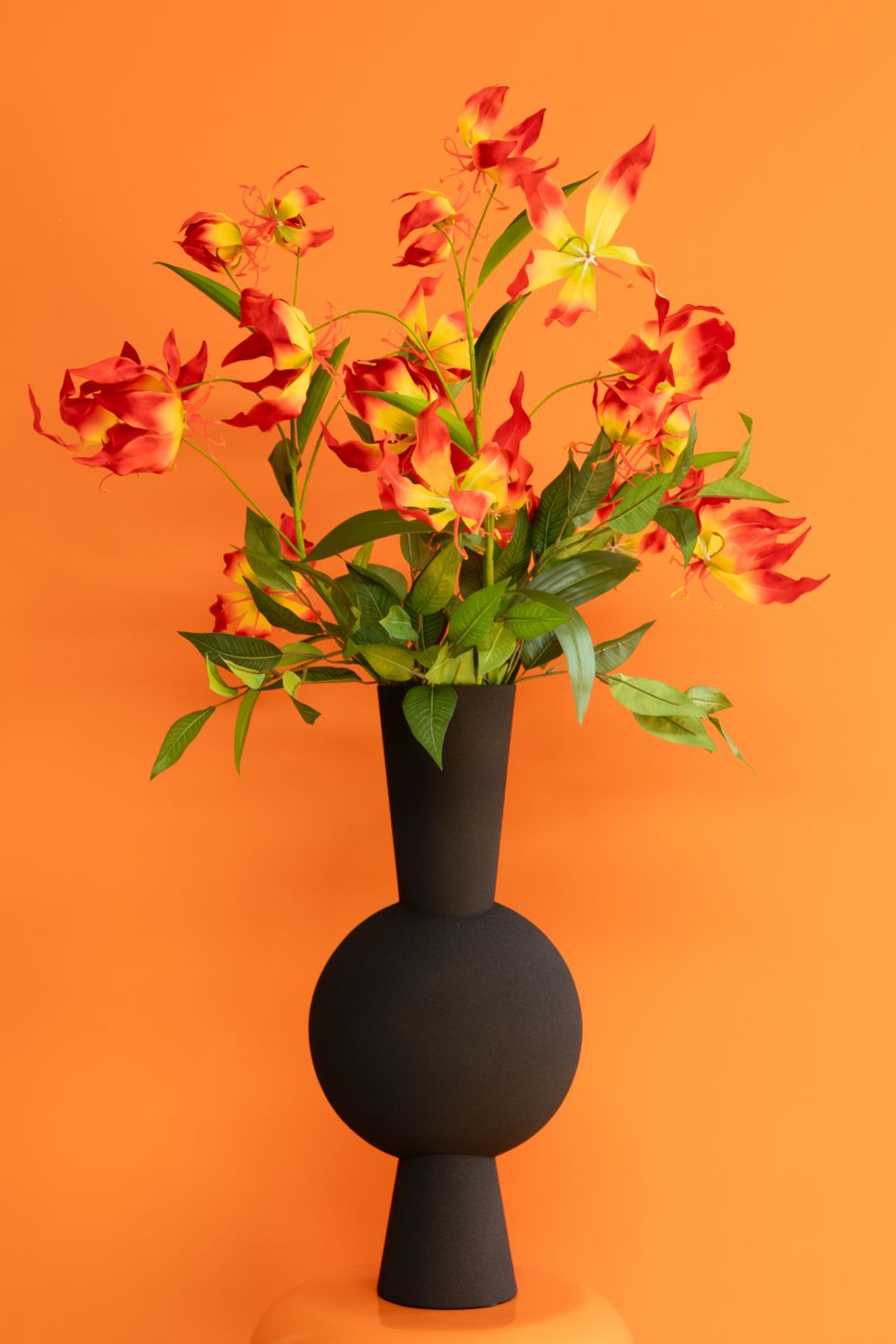 Bouquet Artificiel Glorious Gloriosa sur fond orange