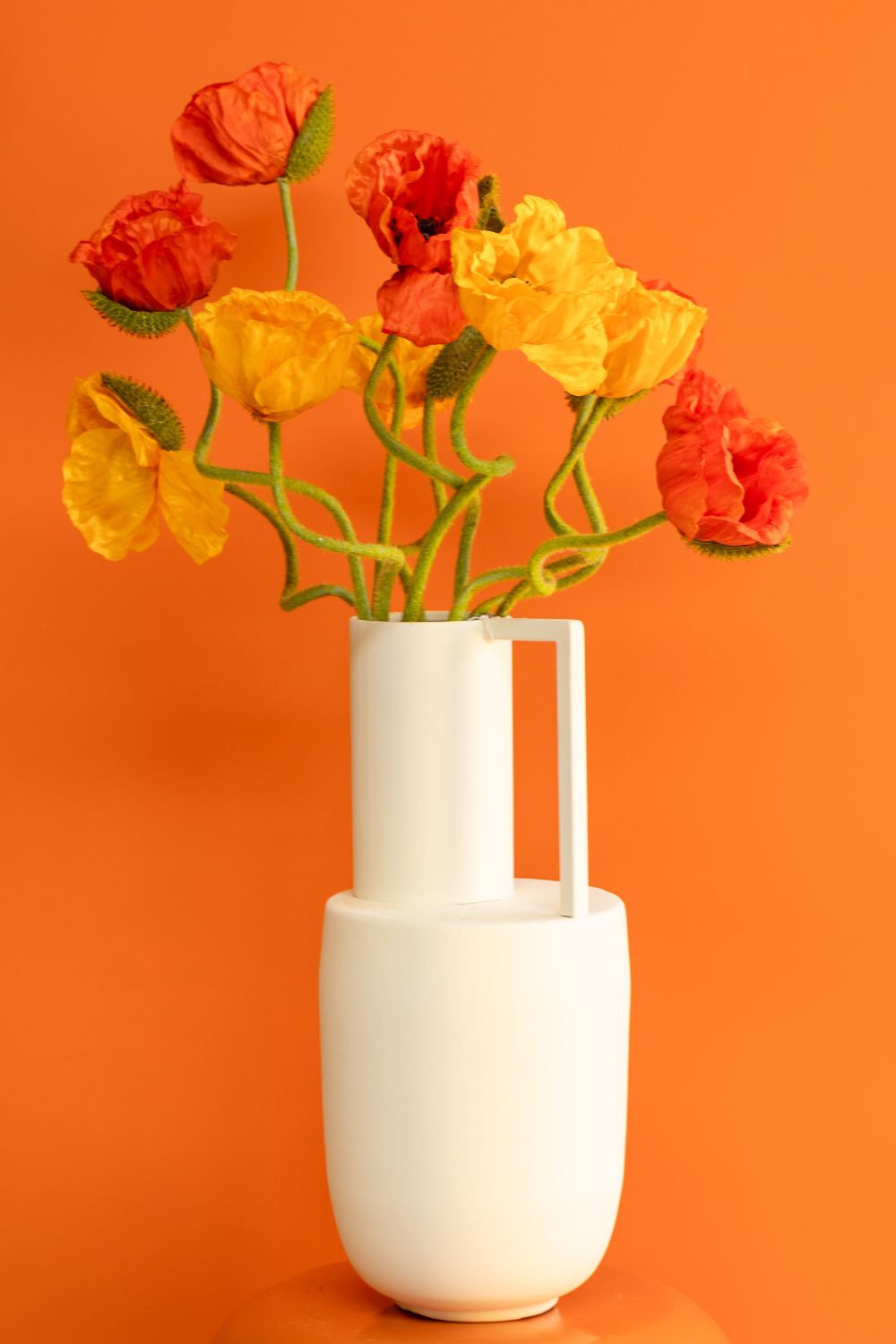 Bouquet Artificiel Poppy Paradise sur fond orange