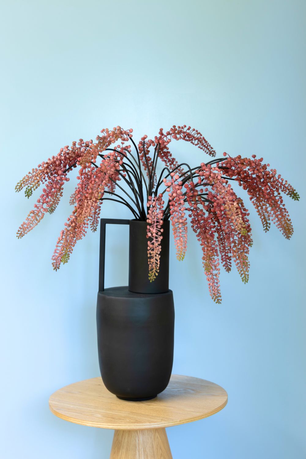 Bouquet Artificiel Powerful Phytolacca sur fond bleu