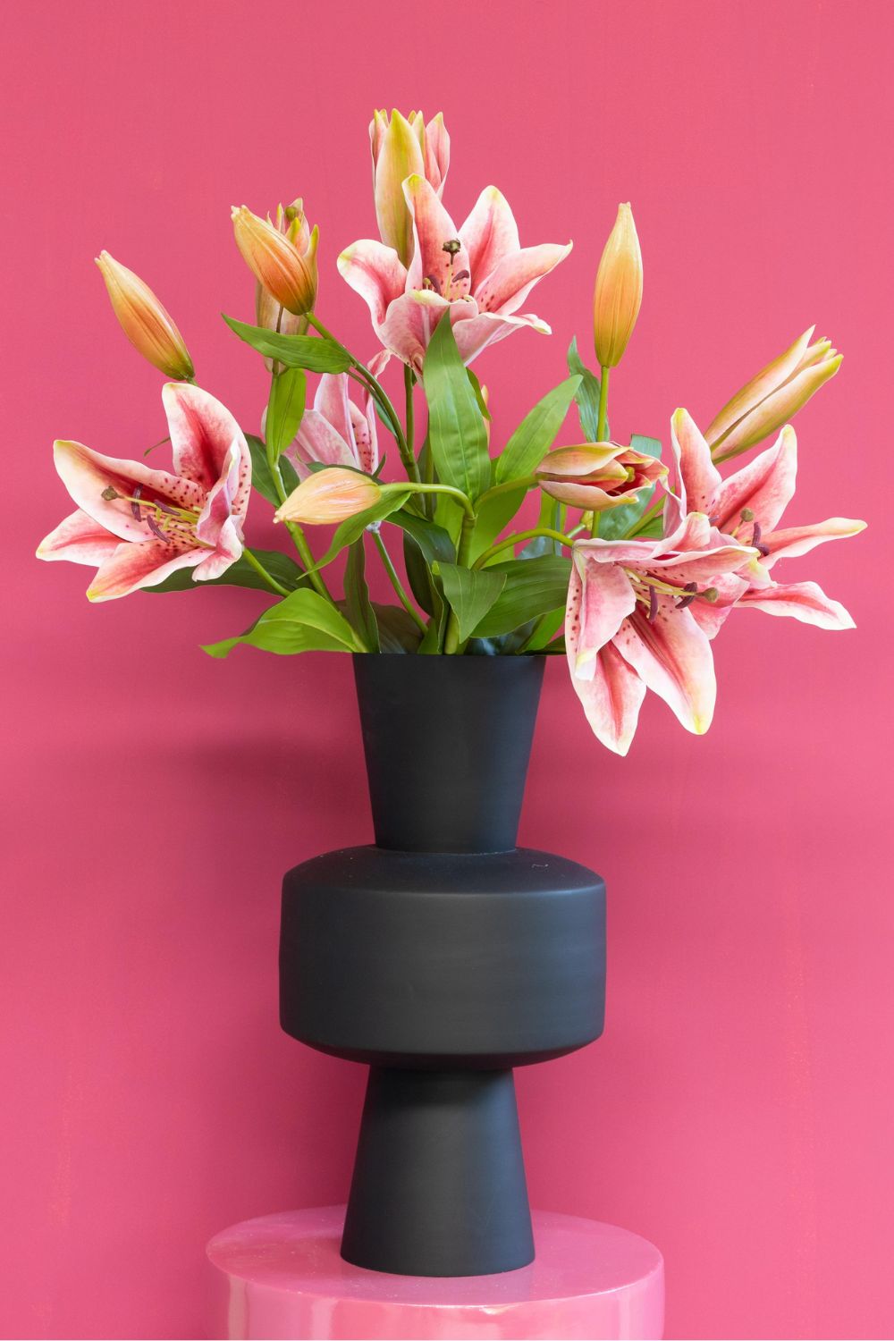 Bouquet Artificiel Tiger Lilly Treasure sur fond rose