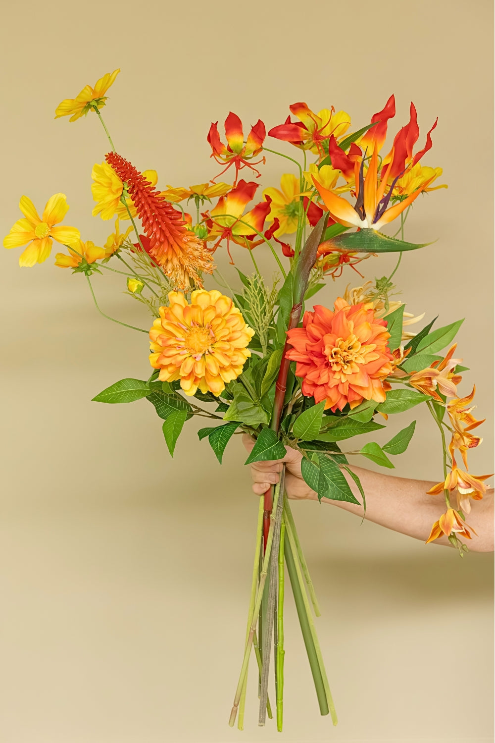Bouquet Artificiel Tropical Treasure en main