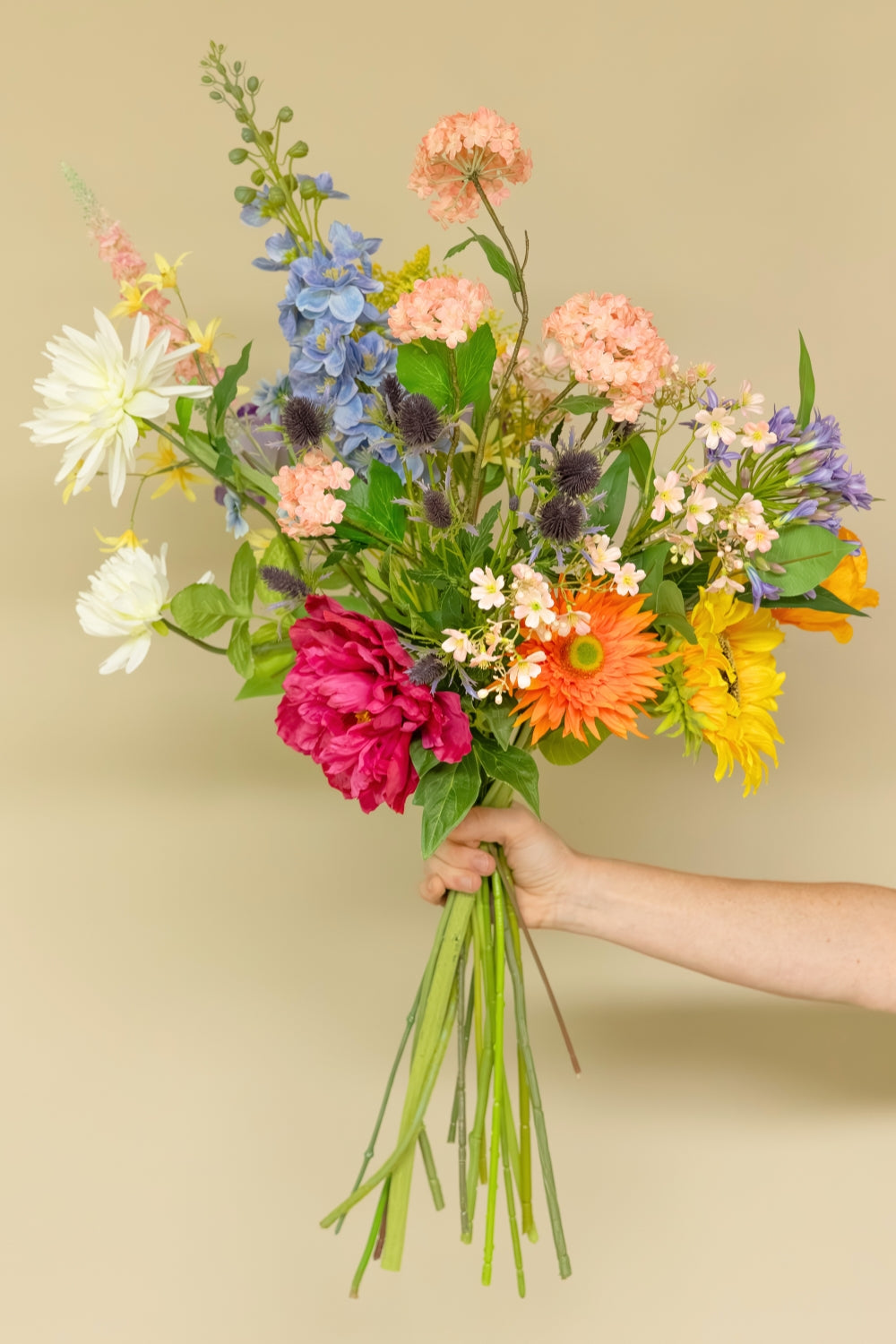 Bouquet Artificiel Wild Whispers en main