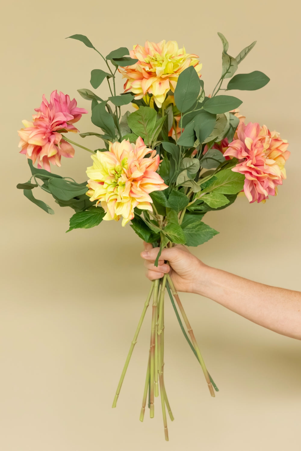 Bouquet Artificiel Dazzling Dahlia's en main