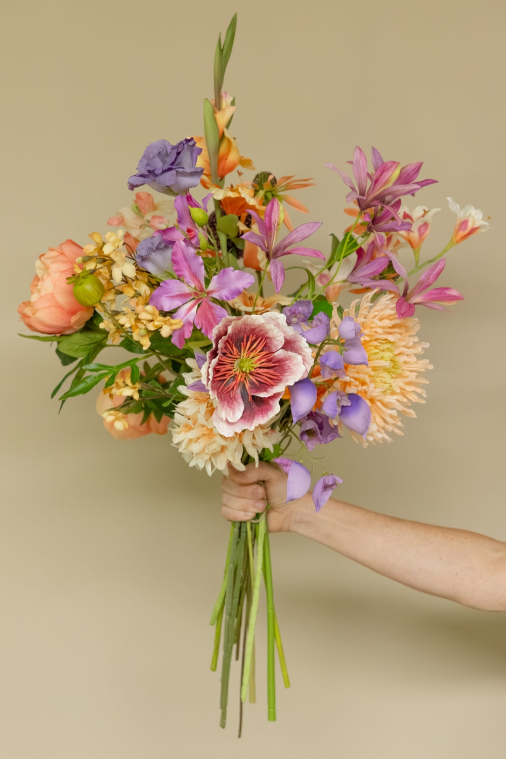 Bouquet Artificiel Peachy Pastels en main (Édition Limitée)