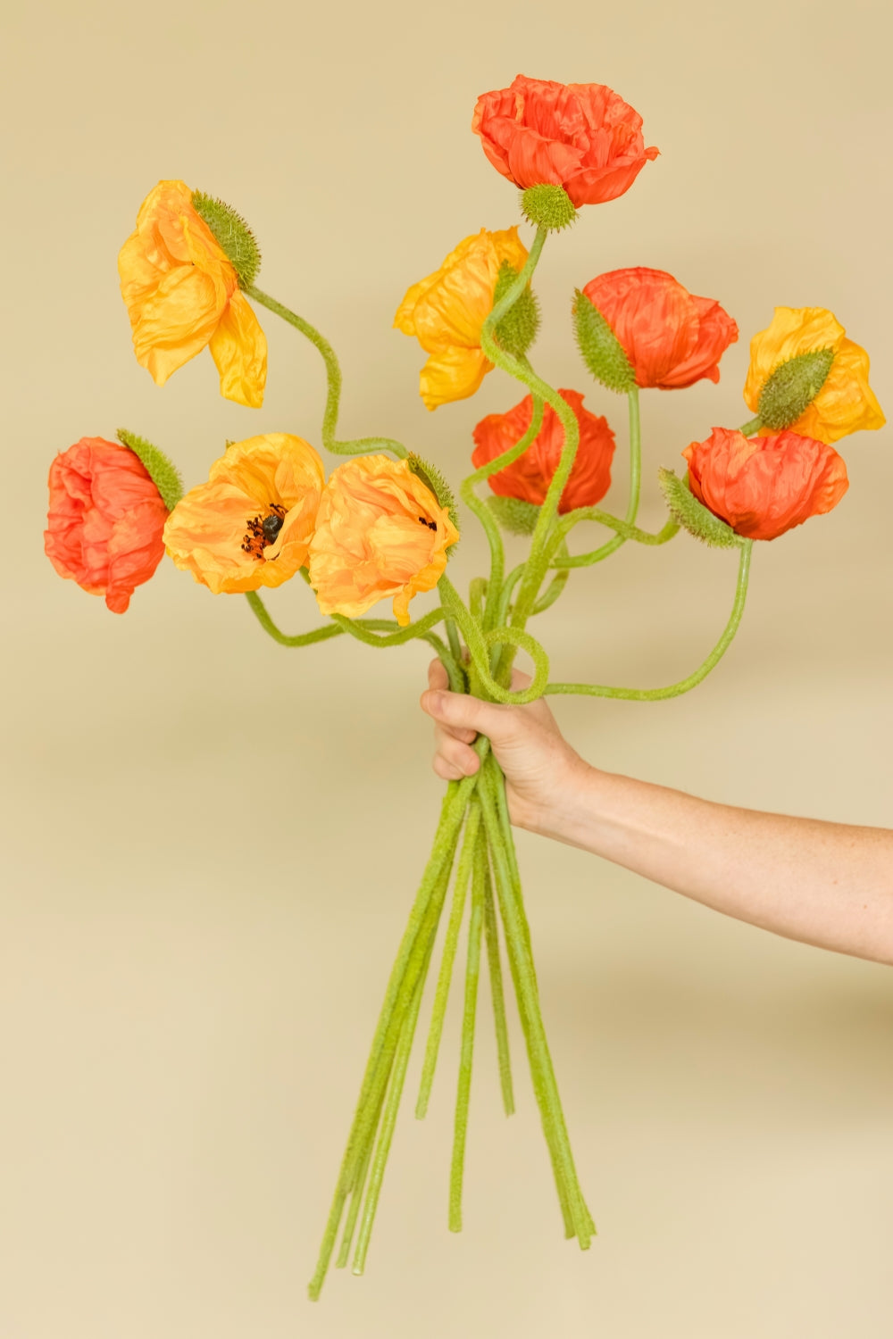 Bouquet Artificiel Poppy Paradise en main