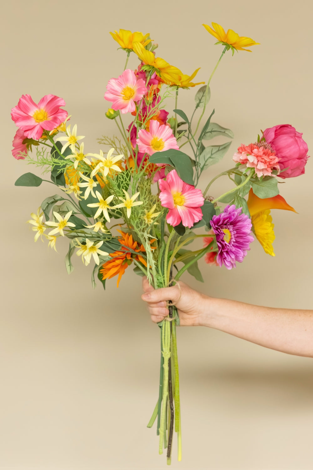 Bouquet Artificiel Sunset Symphony en main