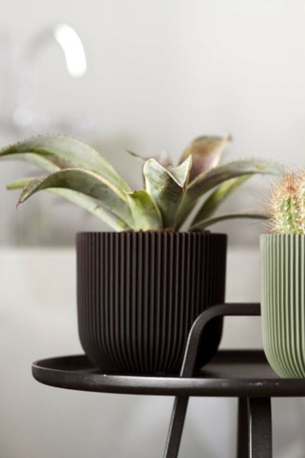 Photo d’ambiance du Pot de fleur Capi Groove boule 17x15 Noir