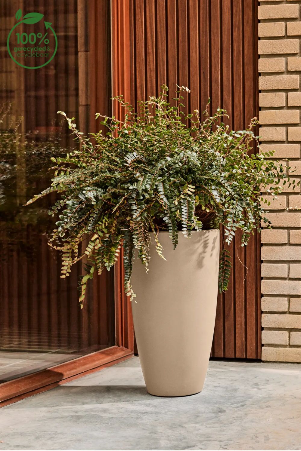 Photo d'ambiance du Pot de fleur Elho June Round High 30 cm Beige Équilibré