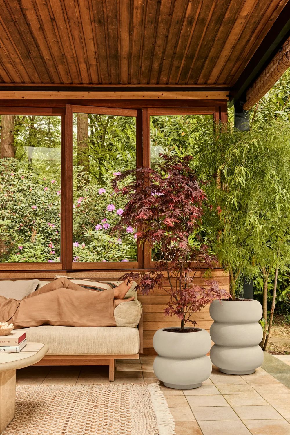 Photo d'ambiance du Pot de fleur Elho Amber Roll Low 40cm Lin Blanc