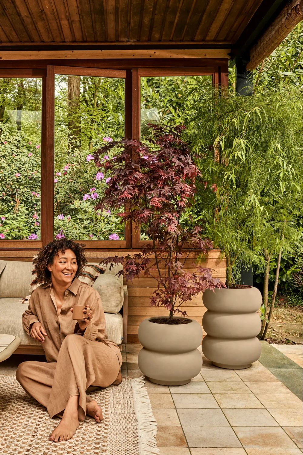 Photo d'ambiance du Pot de fleur Elho Amber Roll Low 40cm Beige Équilibré