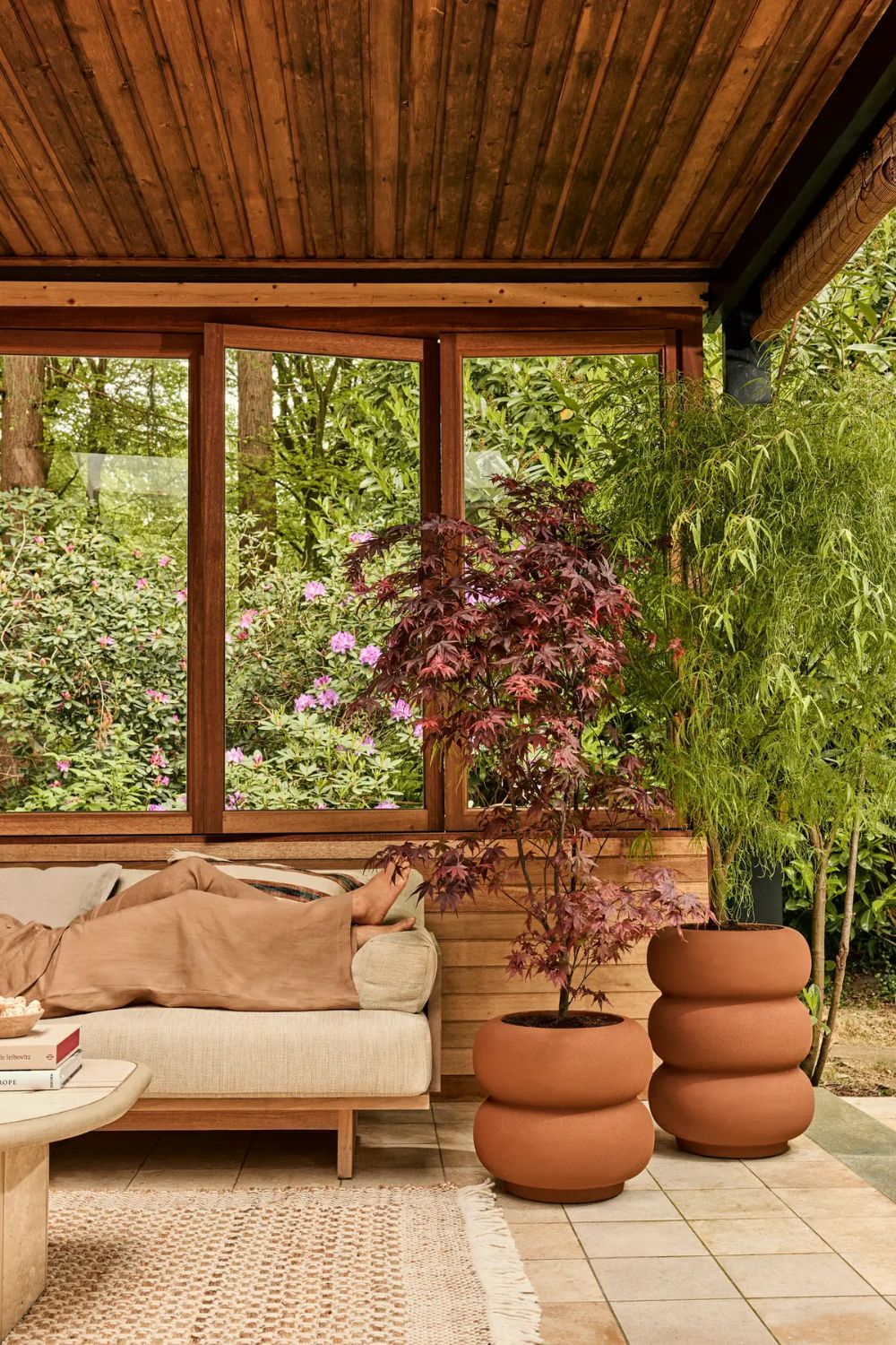 Photo ambiance du Pot de fleur Elho Amber Roll Low 40cm Caramel