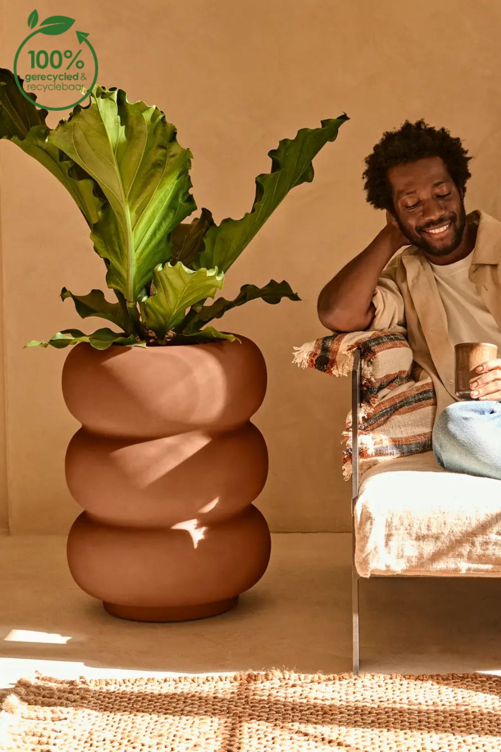 Photo d'ambiance du Pot de fleur Elho Amber Roll High 58cm Caramel