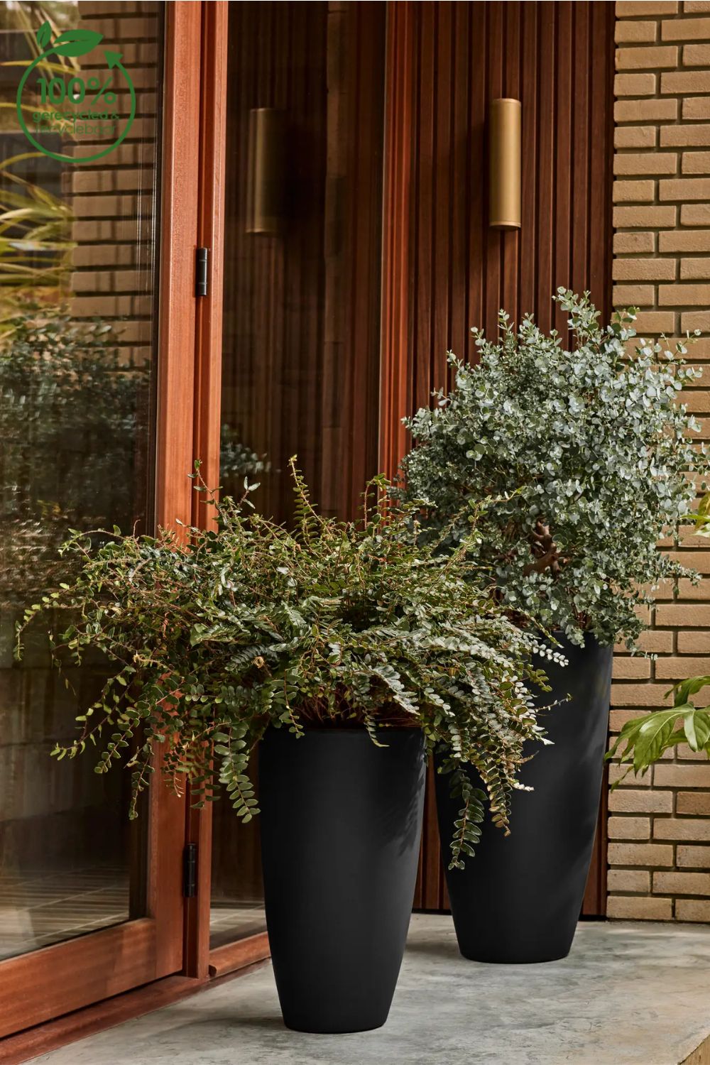 Photo d'ambiance du Pot de fleur Elho June Round High 30 cm Noir