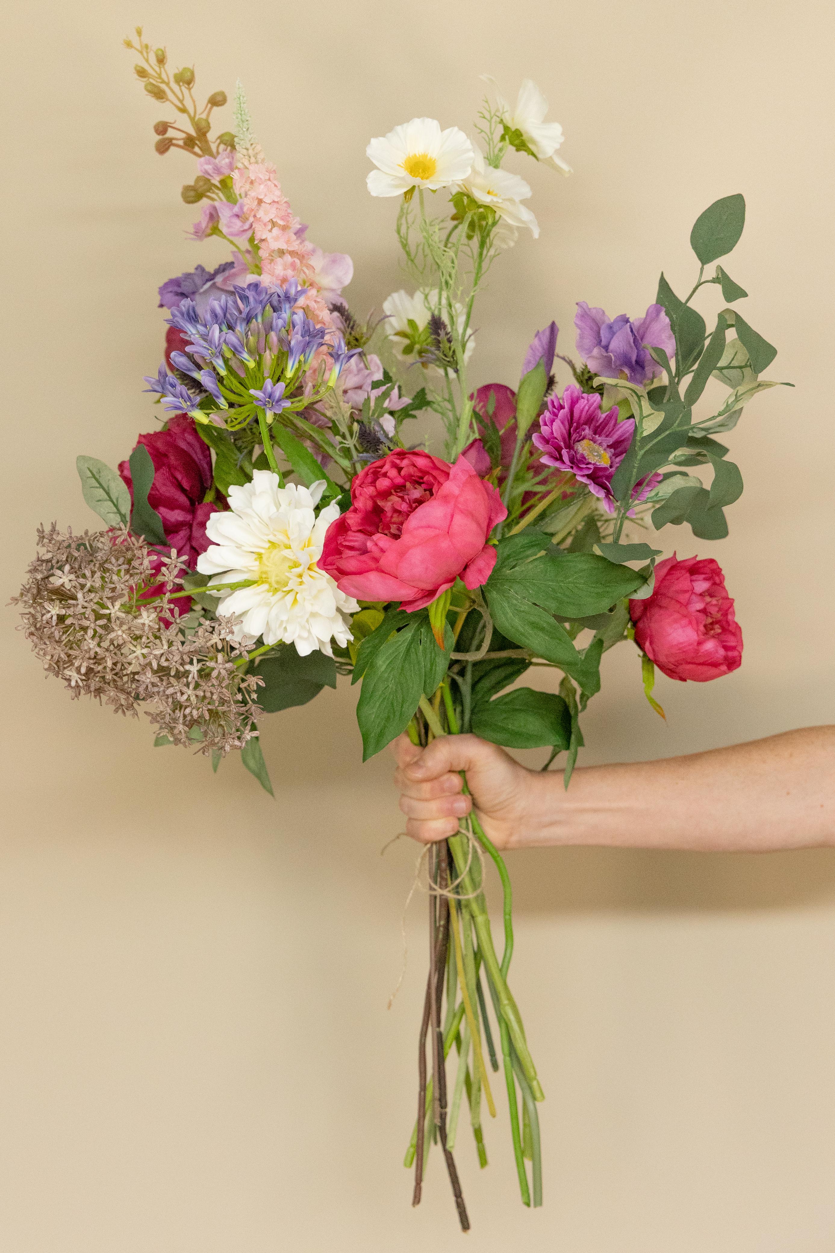 Bouquet Artificiel Fuchsia Fantasy en main