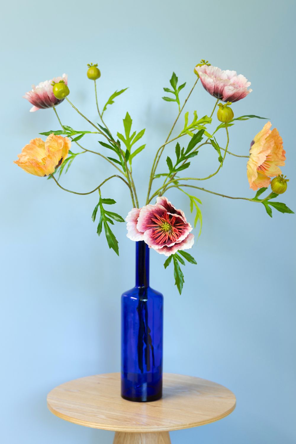Bouquet Artificiel Poetic Poppies sur fond bleu