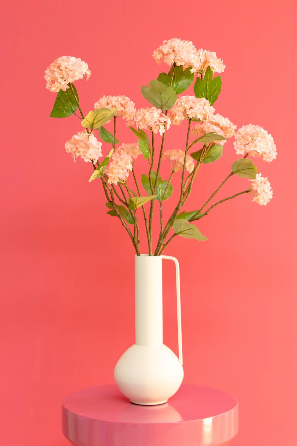 Bouquet Artificiel Viburnum Vibes Pink sur fond rose