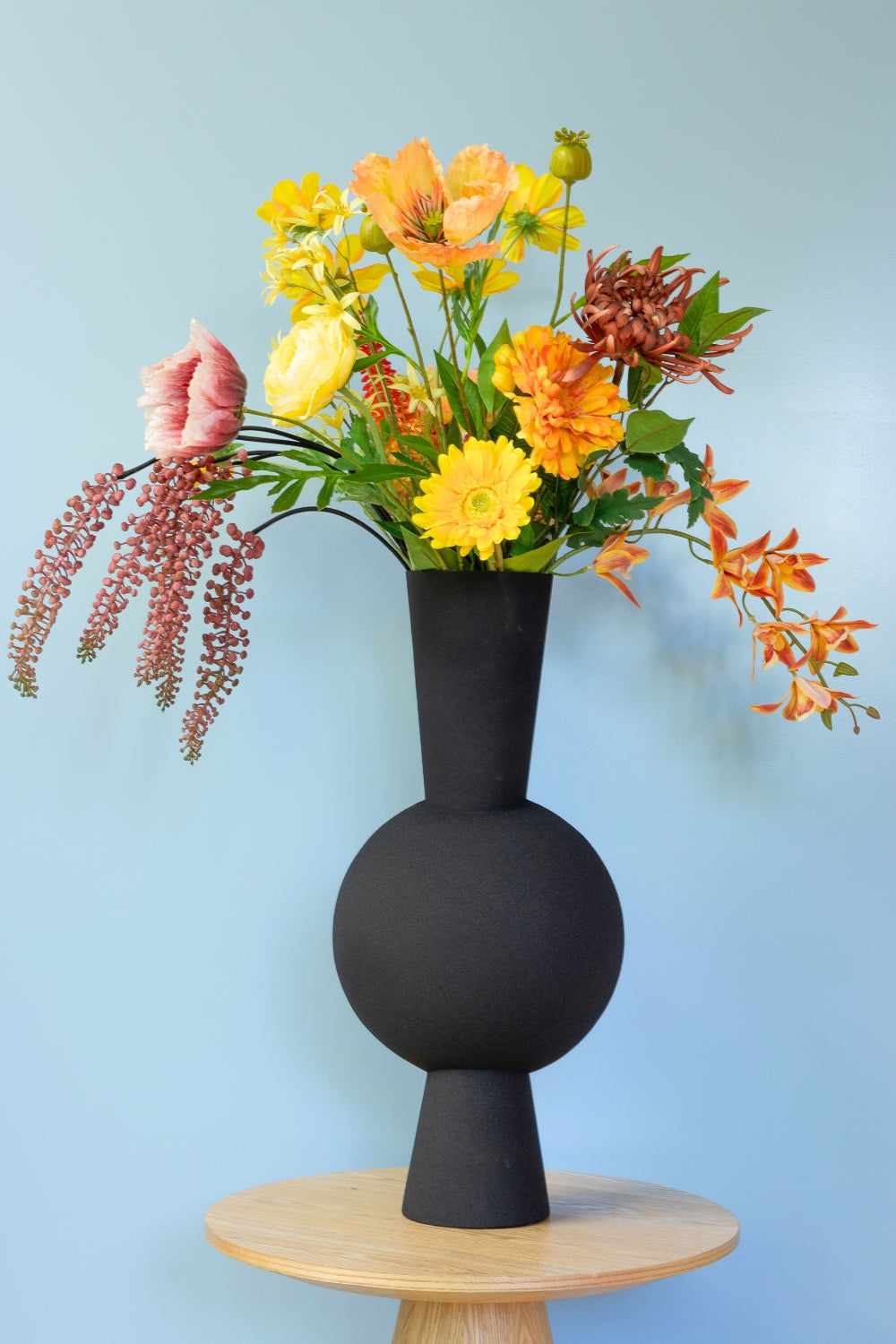 Bouquet Artificiel Vivid Vibes sur fond bleu