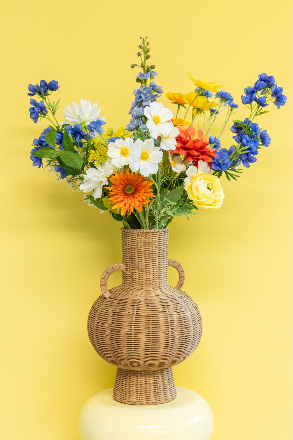 Bouquet Artificiel Bright Breeze sur fond jaune