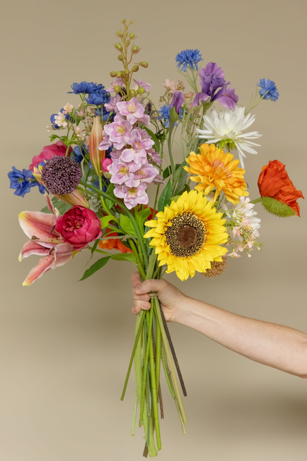 Bouquet Artificiel Meadow Magic en main