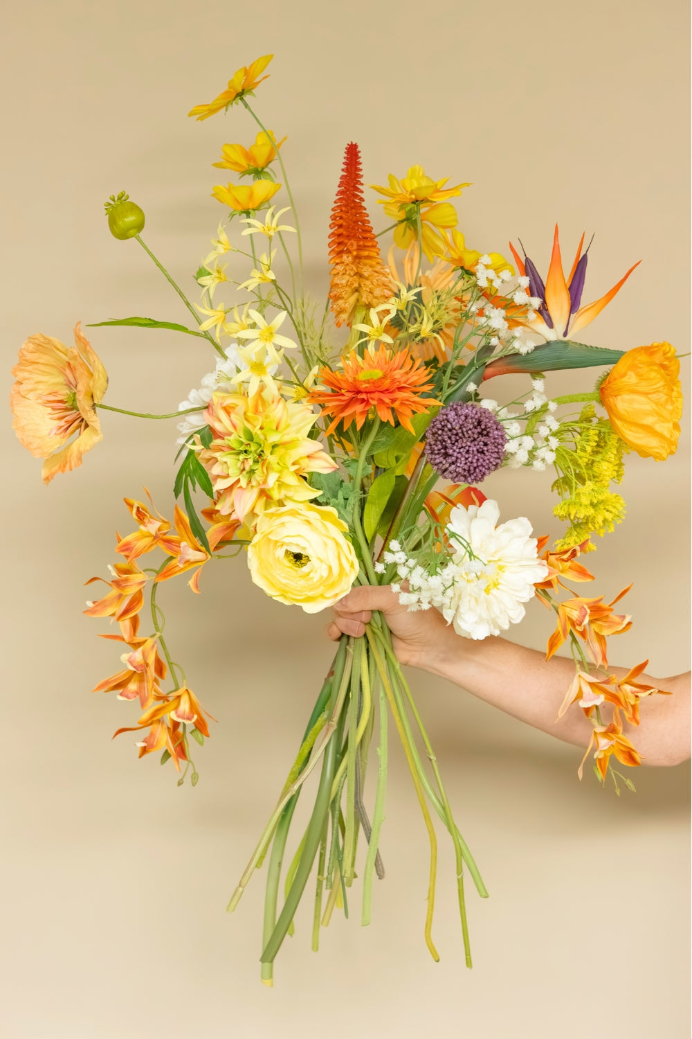 Bouquet Artificiel Orange Oasis en main